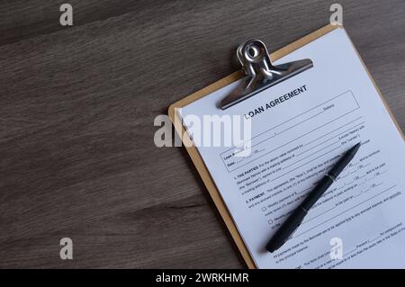 Stift- und Leihvertrag-Formular in der Zwischenablage, Vorbereitung zum Ausfüllen und Unterzeichnen eines Formulars. Stockfoto