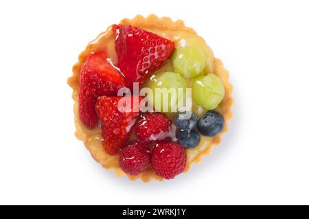 Studio-Aufnahme einer kleinen, individuellen Obsttarte, die vor weißem Hintergrund ausgeschnitten wurde - John Gollop Stockfoto