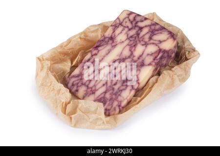 Studio-Aufnahme mit Portwein-Derby-Käse, der vor weißem Hintergrund ausgeschnitten wurde - John Gollop Stockfoto