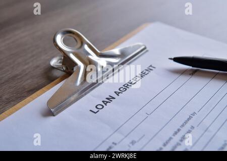 Stift- und Leihvertrag-Formular in der Zwischenablage, Vorbereitung zum Ausfüllen und Unterzeichnen eines Formulars. Stockfoto