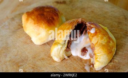 Schokoladencreme-Ei in Croissant-Gebäck gewickelt und im Ofen gebacken - John Gollop Stockfoto