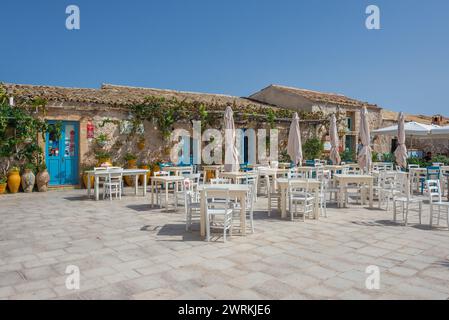 Restaurants auf der Piazza Regina Margherita, historisches Zentrum des Dorfes Marzamemi auf der Insel Sizilien, Italien Stockfoto