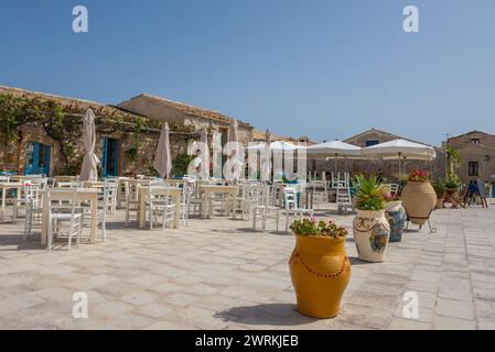 Restaurants auf der Piazza Regina Margherita, historisches Zentrum des Dorfes Marzamemi auf der Insel Sizilien, Italien Stockfoto