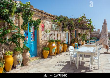 Taverna La Cialoma Restaurant auf der Piazza Regina Margherita, historisches Zentrum des Dorfes Marzamemi auf der Insel Sizilien, Italien Stockfoto