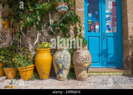 Taverna La Cialoma Restaurant auf der Piazza Regina Margherita, historisches Zentrum des Dorfes Marzamemi auf der Insel Sizilien, Italien Stockfoto