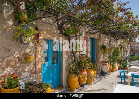 Taverna La Cialoma Restaurant auf der Piazza Regina Margherita, historisches Zentrum des Dorfes Marzamemi auf der Insel Sizilien, Italien Stockfoto