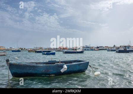 Boote im Hafen des Dorfes Marzamemi auf der Insel Sizilien, Italien. Brancati Islet im Hintergrund Stockfoto