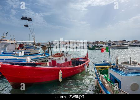 Boote im Hafen des Dorfes Marzamemi auf der Insel Sizilien, Italien Stockfoto