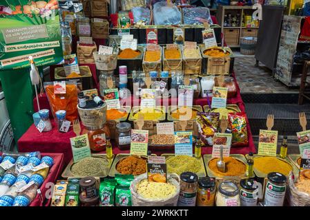 Kräuter, Gewürze und andere Produkte zum Verkauf auf dem Lebensmittelmarkt Kapani in Thessaloniki, Griechenland Stockfoto