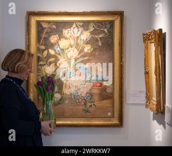 Bellmans, London, Großbritannien. März 2024. Bellmans Fine Art Auctioneers zeigt Werke von bevorstehenden Verkäufen an. Zu den Höhepunkten gehören: Stillleben von Tulpen und anderen Blumen von Henriette Geertruida Knip, 1783-1842, Auktion am 28. März in Sussex. Quelle: Malcolm Park/Alamy Live News Stockfoto