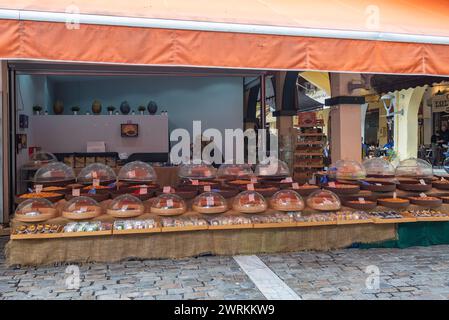 Nüsse und getrocknete Früchte zum Verkauf auf dem Lebensmittelmarkt Kapani in Thessaloniki, Griechenland Stockfoto