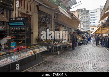 Geschäfte auf dem Kapani-Lebensmittelmarkt in Thessaloniki, Griechenland Stockfoto