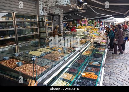 Geschäfte mit Nüssen, getrockneten Früchten und Süßigkeiten auf dem Kapani-Lebensmittelmarkt in Thessaloniki, Griechenland Stockfoto