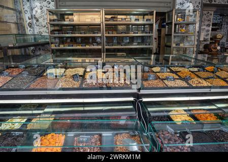 Kaufen Sie Nüsse und getrocknete Früchte auf dem Kapani Lebensmittelmarkt in Thessaloniki, Griechenland Stockfoto