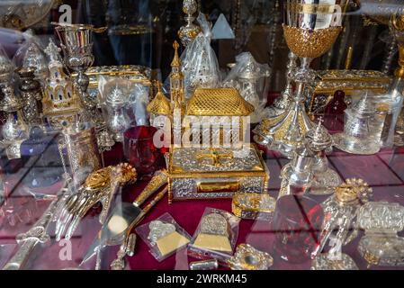 Kaufen Sie religiöse Artikel in der Gegend des Kapani Markts in Thessaloniki, Griechenland Stockfoto