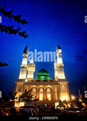 Das Moschee-Gebäude ist sehr majestätisch und wunderschön, es hat 4 Türme mit einem blauen Dämmerhimmel als Hintergrund Stockfoto