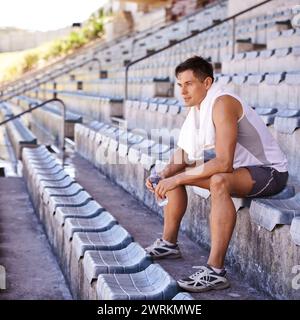 Stadion, Mann und Athlet zum Entspannen im Freien und Engagement für Fitness für Sprintwettbewerbe. Person, Wettkämpfer und Läufer mit Vertrauen in Stockfoto