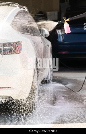 Umweltfreundliche Reinigung: Elektroautos zu Hause waschen Stockfoto