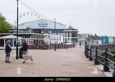 Die Leute stehen am Princess Theatre in der Marina in Torquay, Devon in Großbritannien Stockfoto