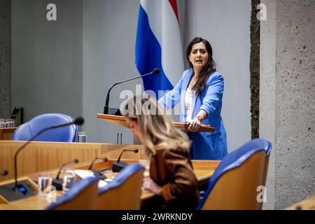 DEN HAAG - Songul Mutluer (GroenLinks-PvdA) und scheidender Minister Dilan Yesilgoz (Justiz und Sicherheit) während einer Debatte im Repräsentantenhaus über die Datenverarbeitung im persönlichen Ansatz zur Radikalisierung und terroristischen Aktivitäten. ANP ROBIN VAN LONKHUIJSEN niederlande aus - belgien aus Stockfoto