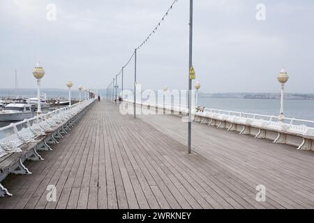 Entlang des Princess Pier, Torquay, Torbay, Devon in Großbritannien Stockfoto