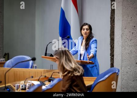 DEN HAAG - Songul Mutluer (GroenLinks-PvdA) und scheidender Minister Dilan Yesilgoz (Justiz und Sicherheit) während einer Debatte im Repräsentantenhaus über die Datenverarbeitung im persönlichen Ansatz zur Radikalisierung und terroristischen Aktivitäten. ANP ROBIN VAN LONKHUIJSEN niederlande aus - belgien aus Stockfoto