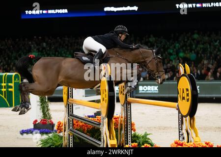 DenBosch, Niederlande - 9. März 2024. Gudrun Patteet aus Belgien Riding Sea Coast Monalisa Va't Paradijs tritt in der 1,45 m langen Indoor Derby-Klasse an Stockfoto