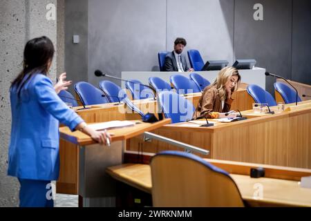 DEN HAAG - Songul Mutluer (GroenLinks-PvdA) und scheidender Minister Dilan Yesilgoz (Justiz und Sicherheit) während einer Debatte im Repräsentantenhaus über die Datenverarbeitung im persönlichen Ansatz zur Radikalisierung und terroristischen Aktivitäten. ANP ROBIN VAN LONKHUIJSEN niederlande aus - belgien aus Stockfoto