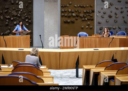 DEN HAAG - Songul Mutluer (GroenLinks-PvdA) und scheidender Minister Dilan Yesilgoz (Justiz und Sicherheit) während einer Debatte im Repräsentantenhaus über die Datenverarbeitung im persönlichen Ansatz zur Radikalisierung und terroristischen Aktivitäten. ANP ROBIN VAN LONKHUIJSEN niederlande aus - belgien aus Stockfoto