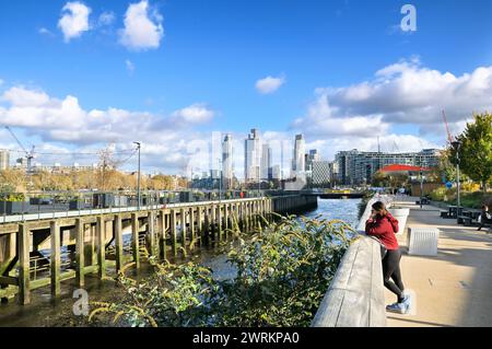 Blick auf die Themse vor der Battersea Power Station mit Coaling Jetty und Hochhäusern von Nine Elms und Vauxhall, London, Großbritannien Stockfoto