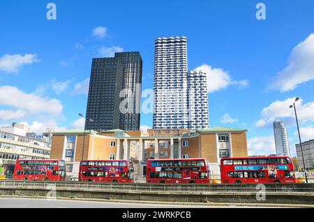 Rote Doppeldeckerbusse vor dem Croydon College mit HTA Design Buildings Ten Degrees und College Road Europas höchstem modularem Wohngebäude Stockfoto