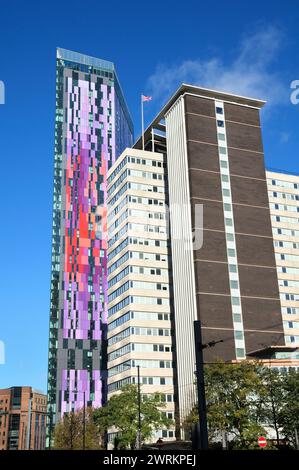 Union Jack Flagge über Lunar House, Croydon, Hauptquartier für Visa und Einwanderung der britischen Grenzbehörde, Abteilung des Innenministeriums, neben dem Saffron Tower Gebäude Stockfoto