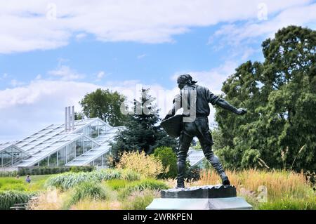 Die Sämerstatue von Hamo Thornycroft im Grass Garden in der Nähe des Princess of Wales Conservatory, Royal Botanic Gardens, Kew, London, Großbritannien. Kew Gardens Stockfoto