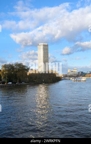 Millbank Tower und die Themse, London, England, Großbritannien. Architekt: Ronald Ward und Partner. Baujahr 1963. 118 Meter hohes denkmalgeschütztes Gebäude. Stockfoto