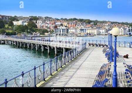 Die Promenade des restaurierten Swanage Pier mit dem Stadtzentrum und den Häusern an den Hügeln entlang der Küste, Isle of Purbeck, Jurassic Coast, Dorset, England, UK Stockfoto