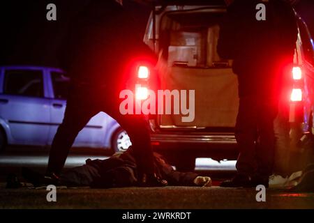 Neapel, Italien. März 2024. In San Giovanni a Teduccio, einem Vorort von Neapel, wurde ein Mann, Salvatore Coppola, von Camorra (örtliche Mafia) auf der Straße getötet. Leichenarbeiter beginnen, die leblose Leiche von Salvatore Coppola zu entfernen. Quelle: Unabhängige Fotoagentur/Alamy Live News Stockfoto