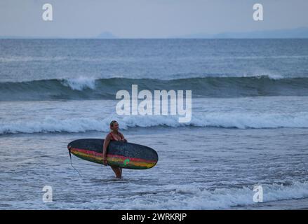 Surfer am Strand in San Juan del Sur, Nicaragua Stockfoto