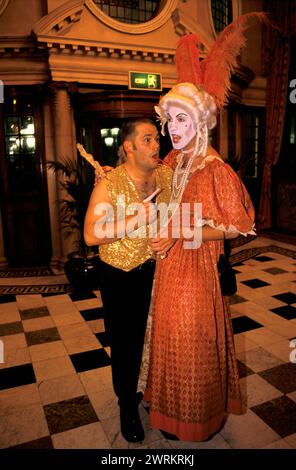 Gayfest Lavender Ball Konzertparty ein Paar, das eine Skizze im Palace Hotel vorführt. Manchester, Lancashire, England, August 1999. HOMER SYKES AUS DEN 1990ER JAHREN Stockfoto
