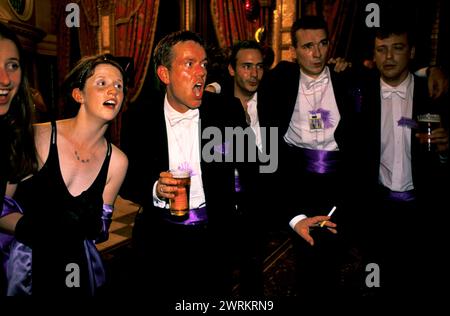 Gayfest Lavender Ball eine Chorgruppe aus Manchester tritt auf der Concert Party auf. Manchester, Lancashire, England, August 1999. HOMER SYKES AUS DEN 1990ER JAHREN Stockfoto
