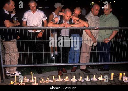 AIDS 1990s UK. Eine Nacht-Mahnwache mit Kerzenlicht, um an Freunde und Liebende zu erinnern, die an AIDS gestorben waren. Manchester Pride Festival Lancashire England 1999 HOMER SYKES. Stockfoto