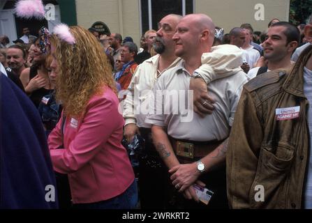 Manchester Pride Festival 1990s UK. Das jährliche Gay Pride Festival. Zwei „Bären“, Bären, sind stark gebaute schwule Männer, die mit Armen um sich herum in der Menge stehen und die Parade durch das sogenannte Pink Village England 1999, HOMER SYKES, beobachten Stockfoto