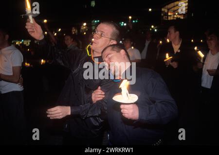 Eine Nacht-Mahnwache mit Kerzenlicht, um an Freunde und Liebende zu erinnern, die an AIDS gestorben waren. Manchester Pride Festival 1990s UK 1999 Lancashire England HOMER SYKES. Stockfoto