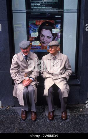 In Großbritannien der 1990er Jahre tragen schwule ältere Männer identische Kleidung, bekannt als Boyfriend Twins oder Partnetlook. Zwei Senioren, ältere Männer, die sich ähnlich gekleidet haben. Sie sind gekommen, um junge schwule Männer und die LGBTQ+ Community zu unterstützen. Queer Manchester Pride Festival Lancashire, England August 1999. HOMER SYKES Stockfoto