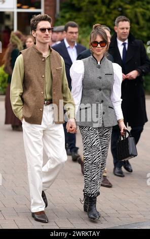 Oliver Proudlock und Emma Louise Connolly kommen am zweiten Tag des Cheltenham Festivals 2024 auf der Cheltenham Racecourse an. Bilddatum: Mittwoch, 13. März 2024. Stockfoto