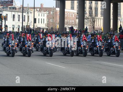 Indianapolis, IN, USA, 16. März 2007: Indianapolis Metropolitan Police Motorcycle Drill Team bei der St. Patricks Day Parade Stockfoto