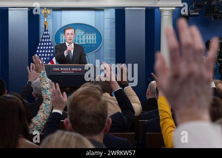 Washington, DC, USA. März 2024. Jake Sullivan, US-Sicherheitsberater, ruft einen Journalisten während einer Pressekonferenz im James S. Brady Press Briefing Room im Weißen Haus in Washington, DC, USA, am Dienstag, den 12. März auf. 2024. das Weiße Haus kündigte ein Paket von 300 Millionen US-Dollar an Militärhilfe für die Ukraine an, und die administrations jüngsten Bemühungen von Biden, um Hilfe für Kiew zu sichern, da der Kongress weiterhin in der Sackgasse ist. Quelle: Tom Brenner/Pool über CNP/dpa/Alamy Live News Stockfoto