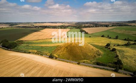 Silbury Hill im Herbst, aus der Vogelperspektive, Wiltshire Stockfoto