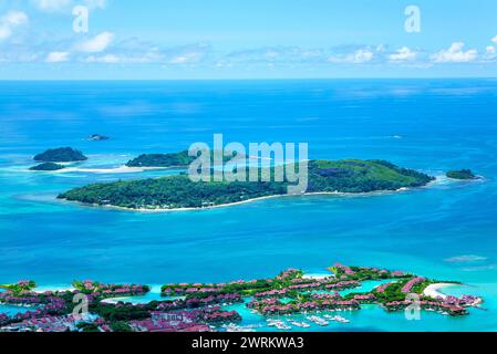 Hauptstadt Victoria mit Insel Eden im Vordergrund. Sainte Anne Marine Nationalpark mit 8 Inseln in der Mitte: Ste. Anne Island, Cerf Island Stockfoto