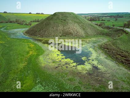 Silbury Hill im Frühling Stockfoto