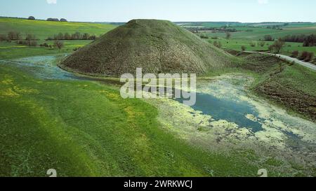 Silbury Hill im Frühling Stockfoto